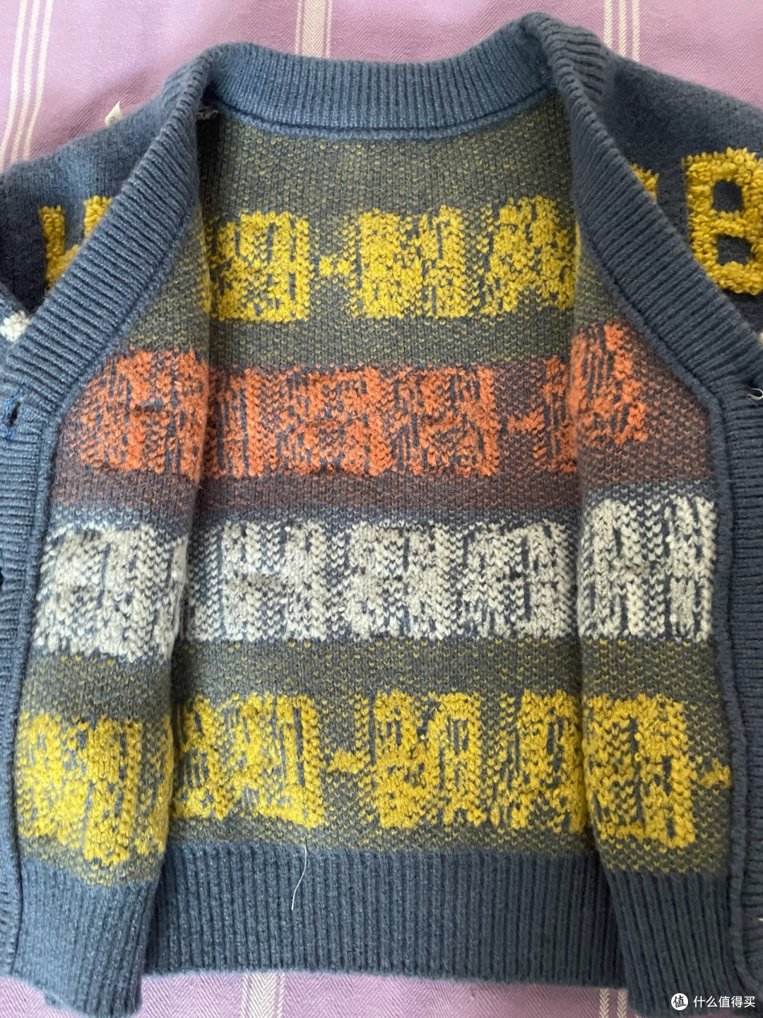 在闲鱼上跟孩子买的字母蓝色毛衣