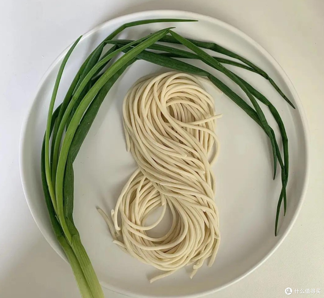 一碗朴素的葱油拌面,才是打工人最硬核的能量补给站!