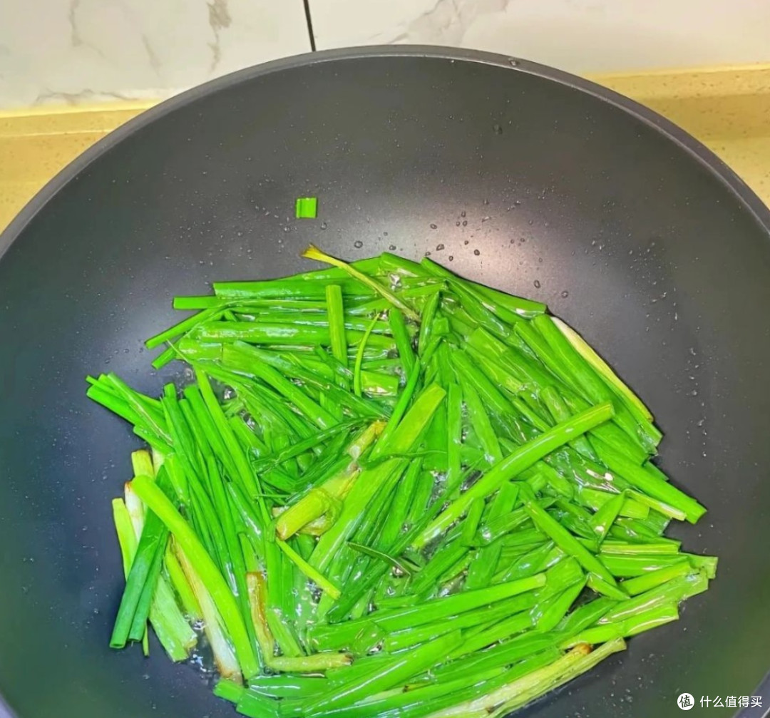 一碗朴素的葱油拌面,才是打工人最硬核的能量补给站!
