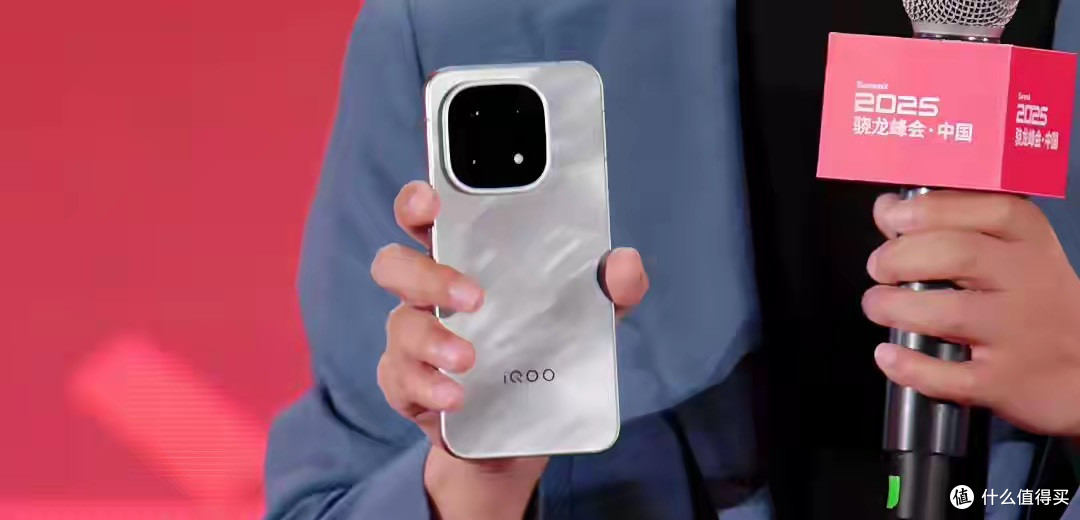 iQOO15真机亮相!全球首发顶级屏幕和超大尺寸马达,游戏体验拉满