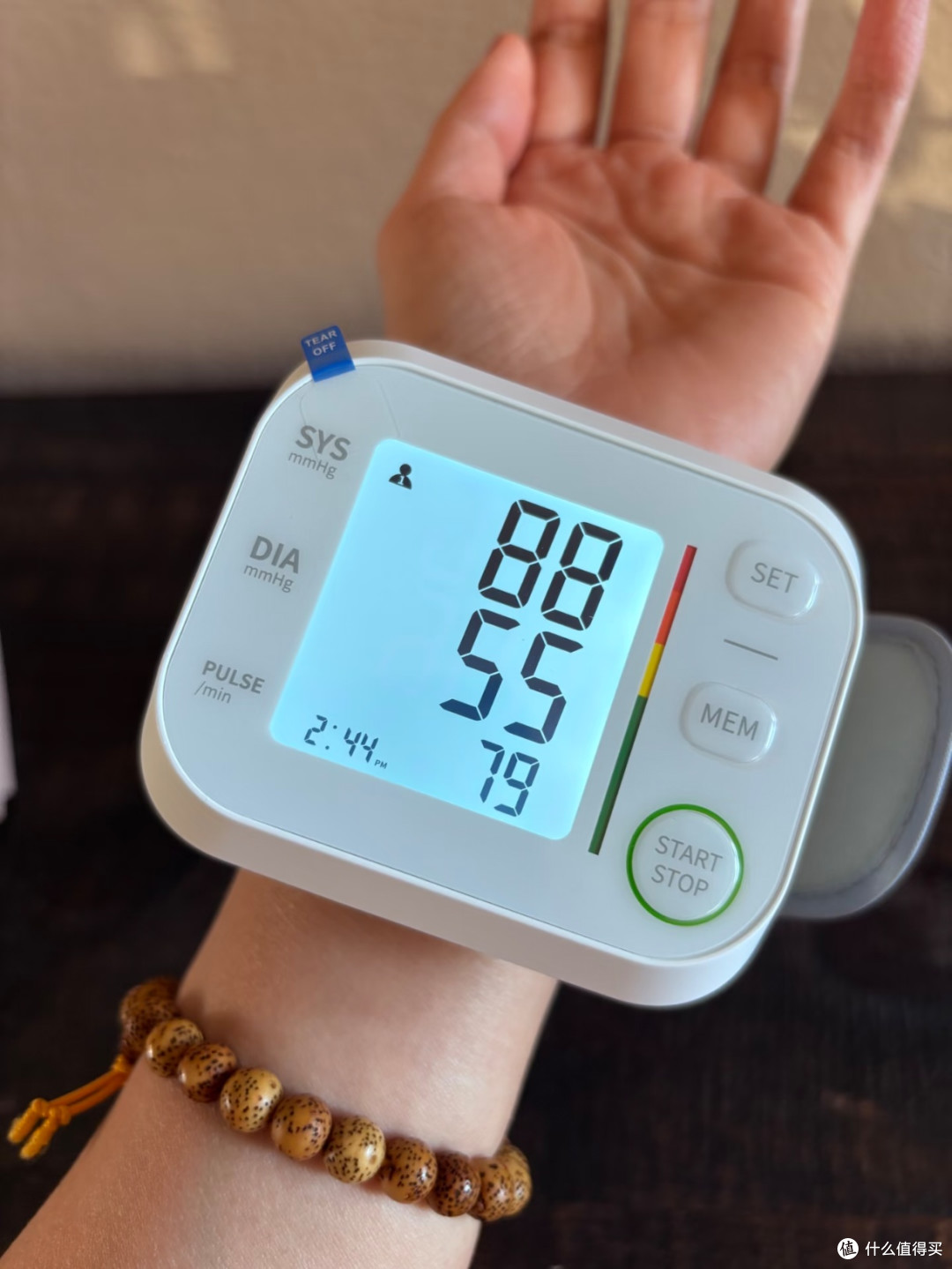 给高血压妈妈选手腕血压计,这3个细节让她每天主动测