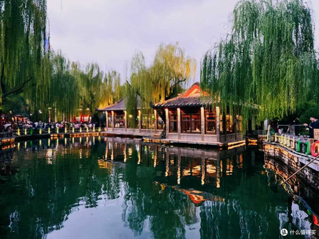 总要去一趟山东济南吧，去看看老舍笔下的一城山色半城湖