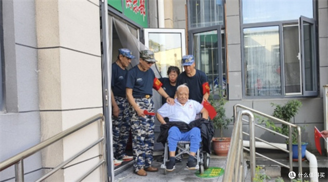 搀扶护行、搭台献艺 唐山志愿者用行动为银龄添国庆暖意