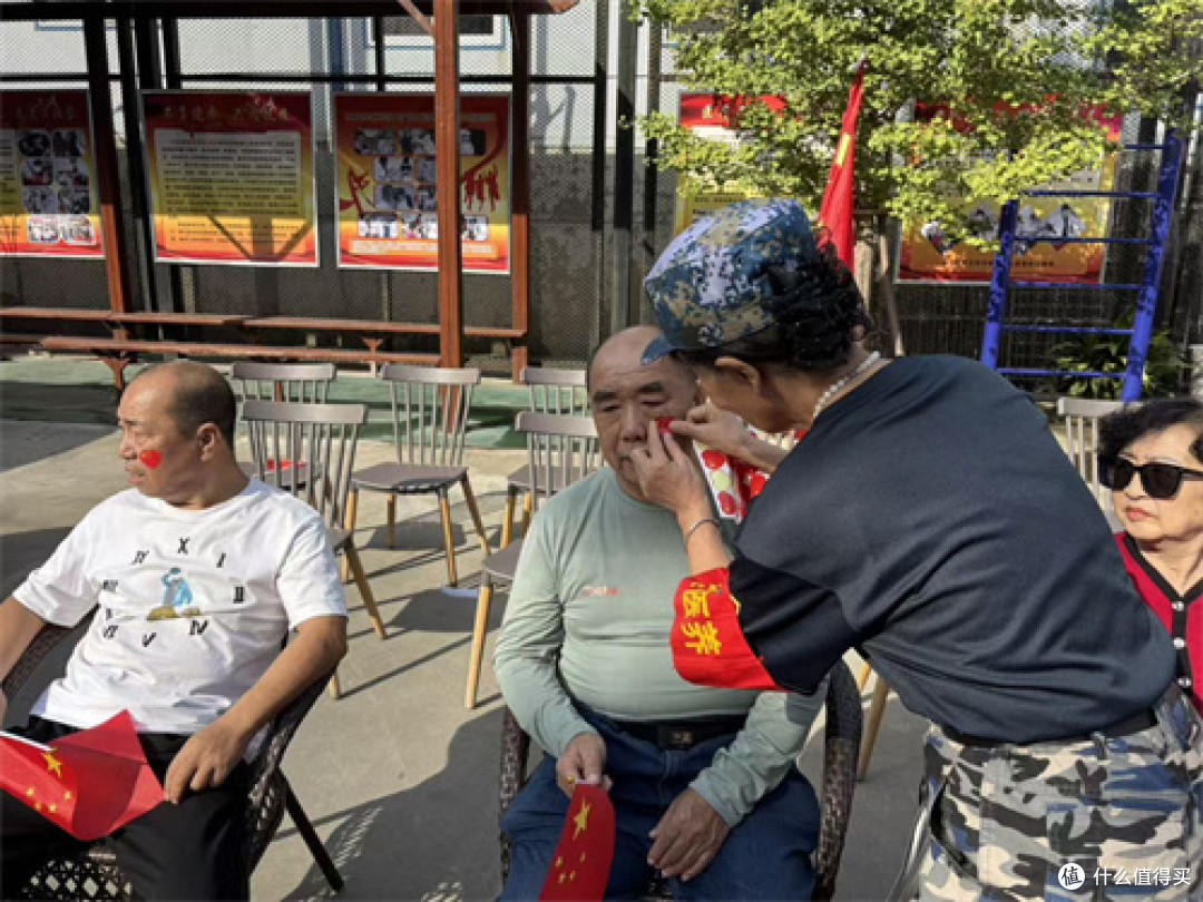 搀扶护行、搭台献艺 唐山志愿者用行动为银龄添国庆暖意
