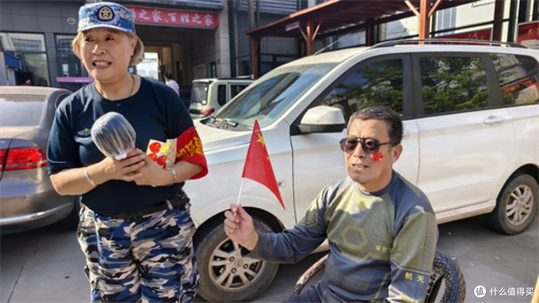 搀扶护行、搭台献艺 唐山志愿者用行动为银龄添国庆暖意