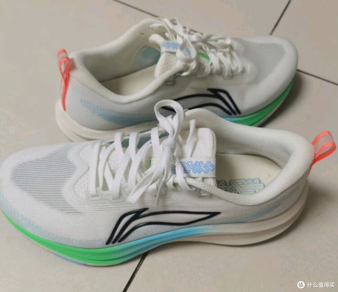 李宁清新小白鞋:颜值与性能双在线