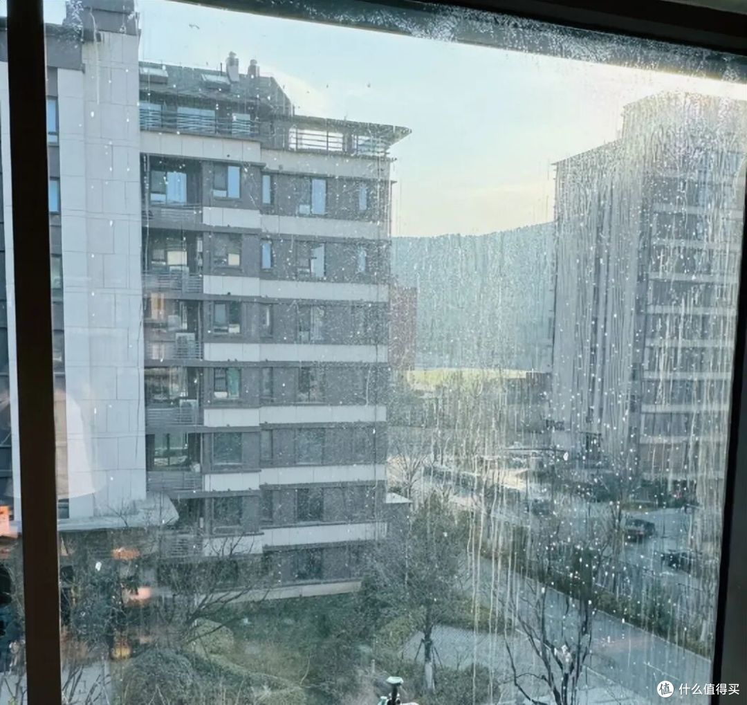 玻璃封阳台已经过时?看看90后的做法,简直太高明了!