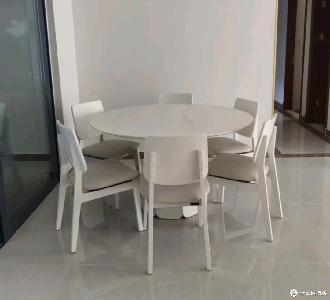 奶油风氛围感担当!全友圆形玻璃餐桌太懂小户型