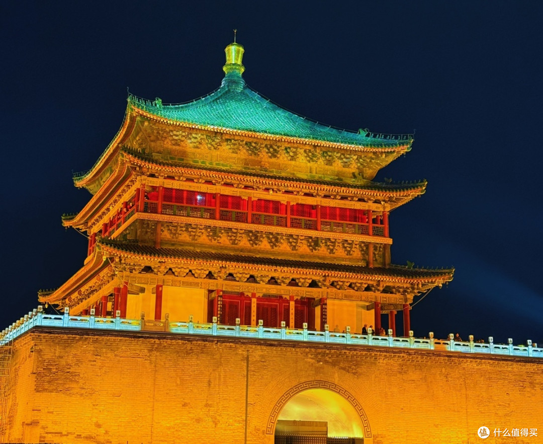 十月一的夜晚钟楼:西安的富丽堂皇