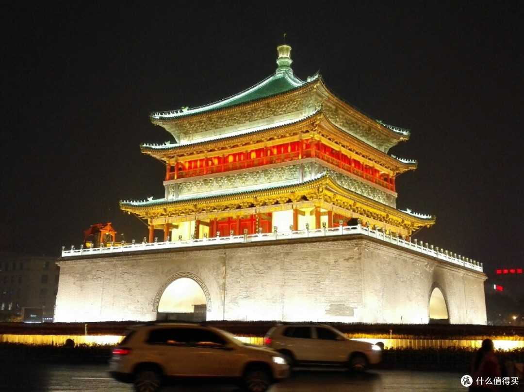 十月一的夜晚钟楼:西安的富丽堂皇