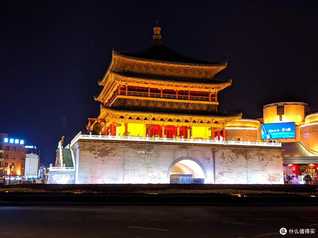 十月一的夜晚钟楼：西安的富丽堂皇