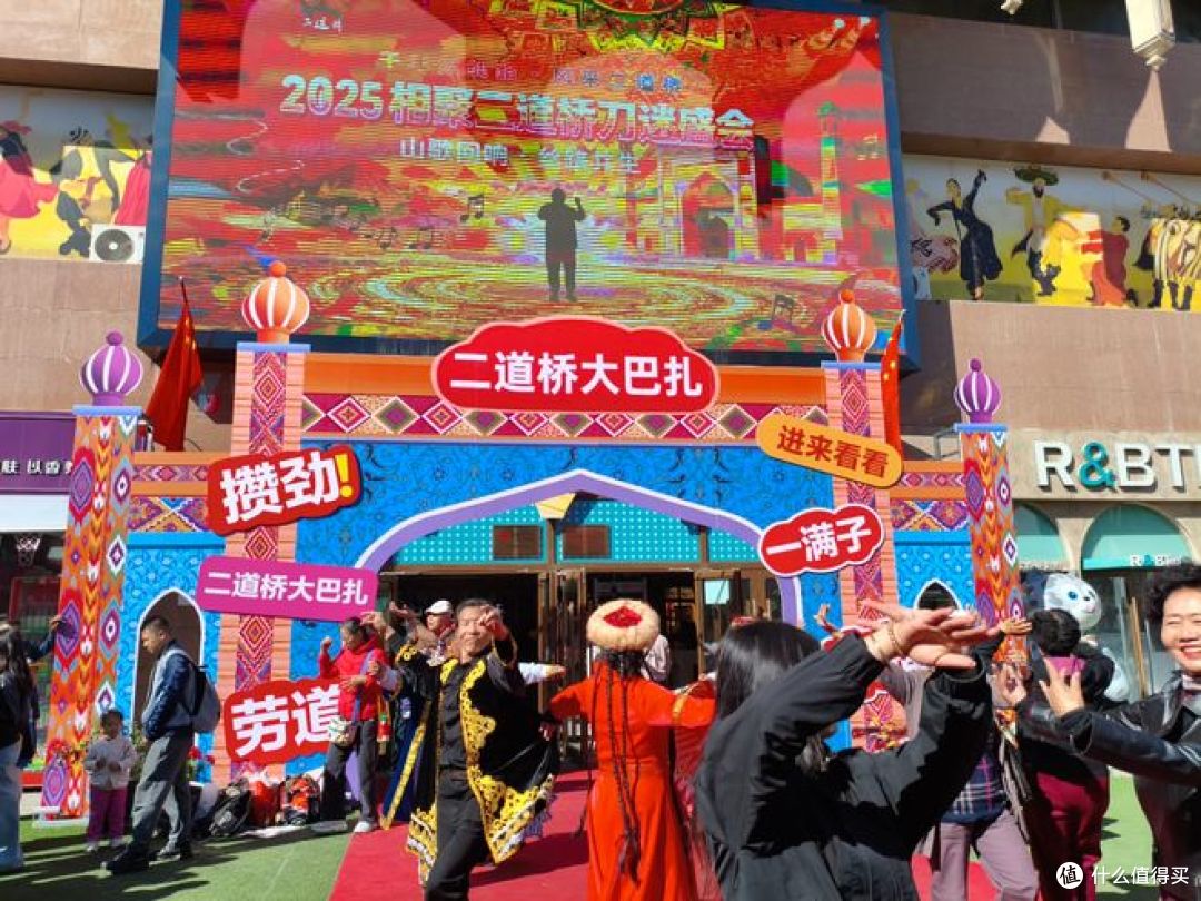 国庆大假,一家人去游新疆大巴扎,美食与歌舞表演太攒劲了!