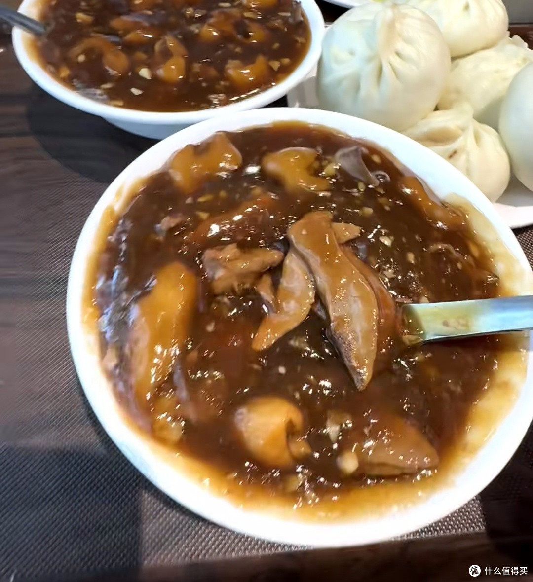 北京本地人爱去的包子炒肝:藏在巷尾的京味早餐