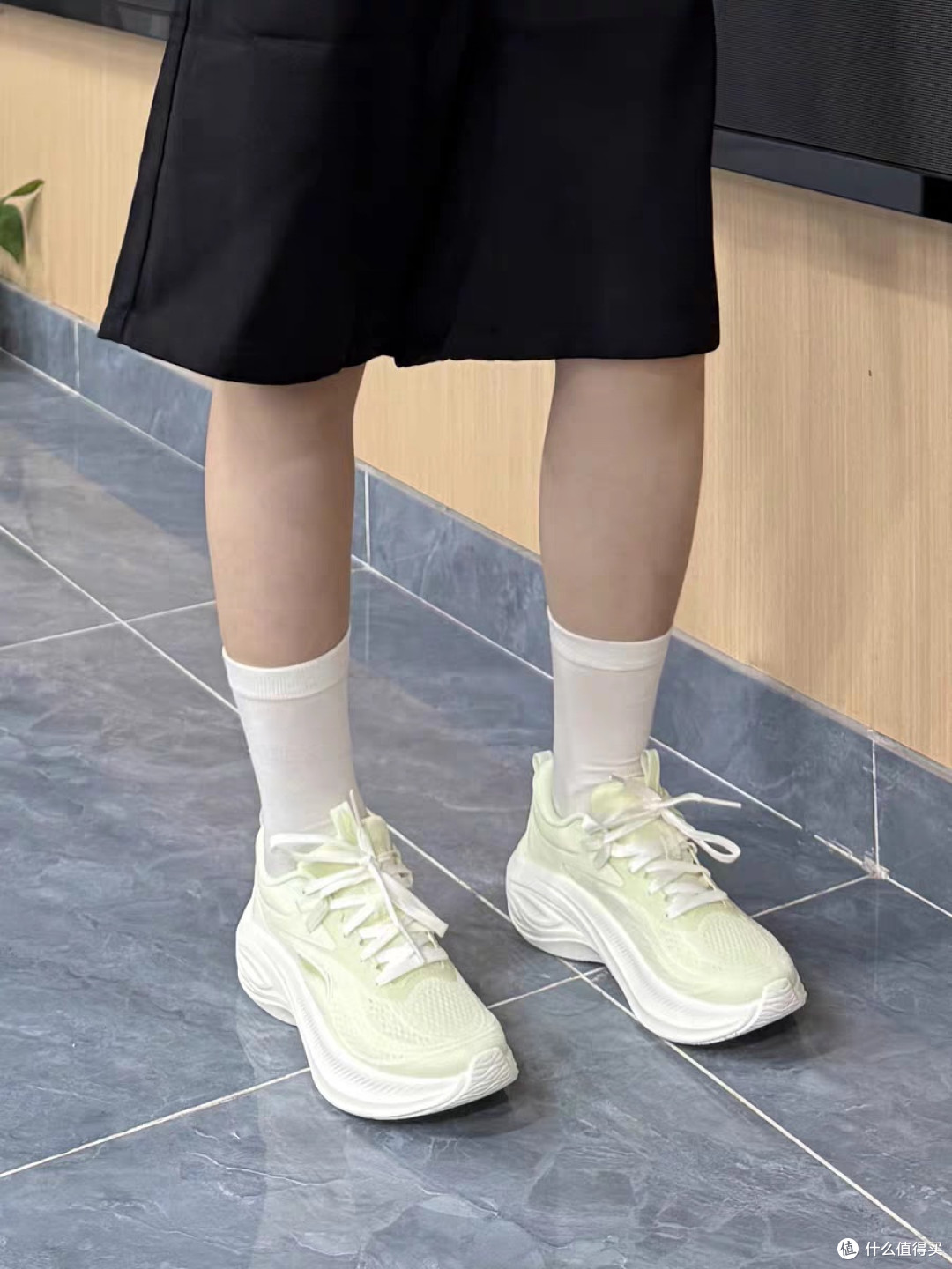 李宁凌波女款跑鞋:运动休闲两不误