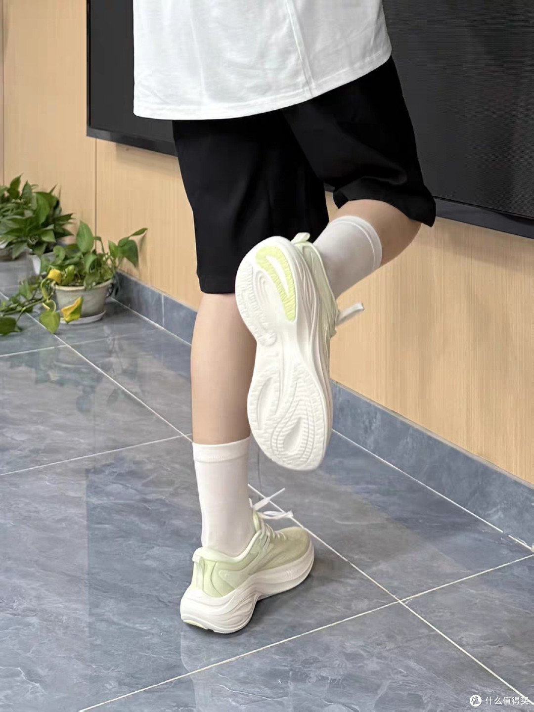 李宁凌波女款跑鞋:运动休闲两不误
