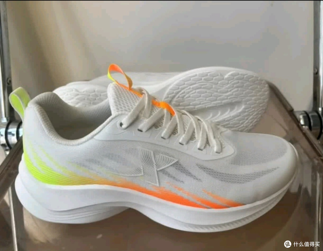 特步帆白跑鞋：轻透减震秋日运动