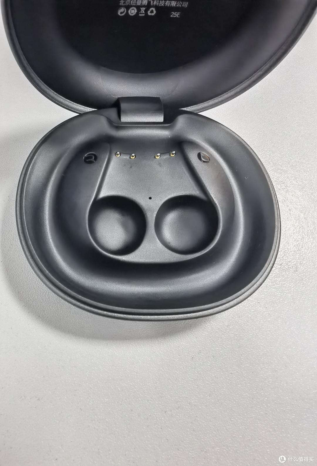 耳机仓内蓝牙耳机充电触电