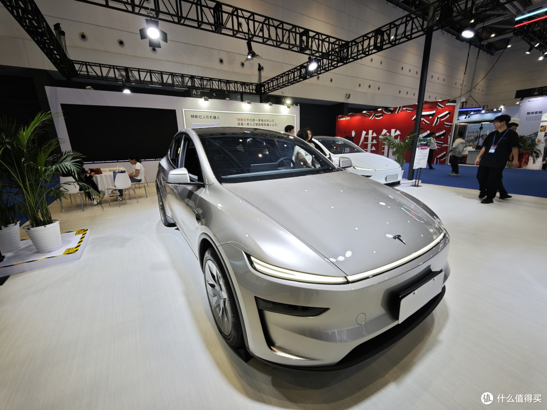 特斯拉ModelY L,空间表现灾难,三排像小板凳,加长加了个寂寞?