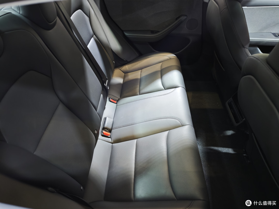 特斯拉ModelY L,空间表现灾难,三排像小板凳,加长加了个寂寞?