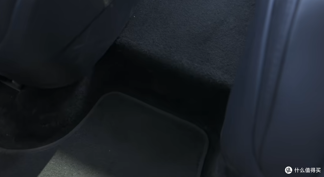 特斯拉ModelY L,空间表现灾难,三排像小板凳,加长加了个寂寞?
