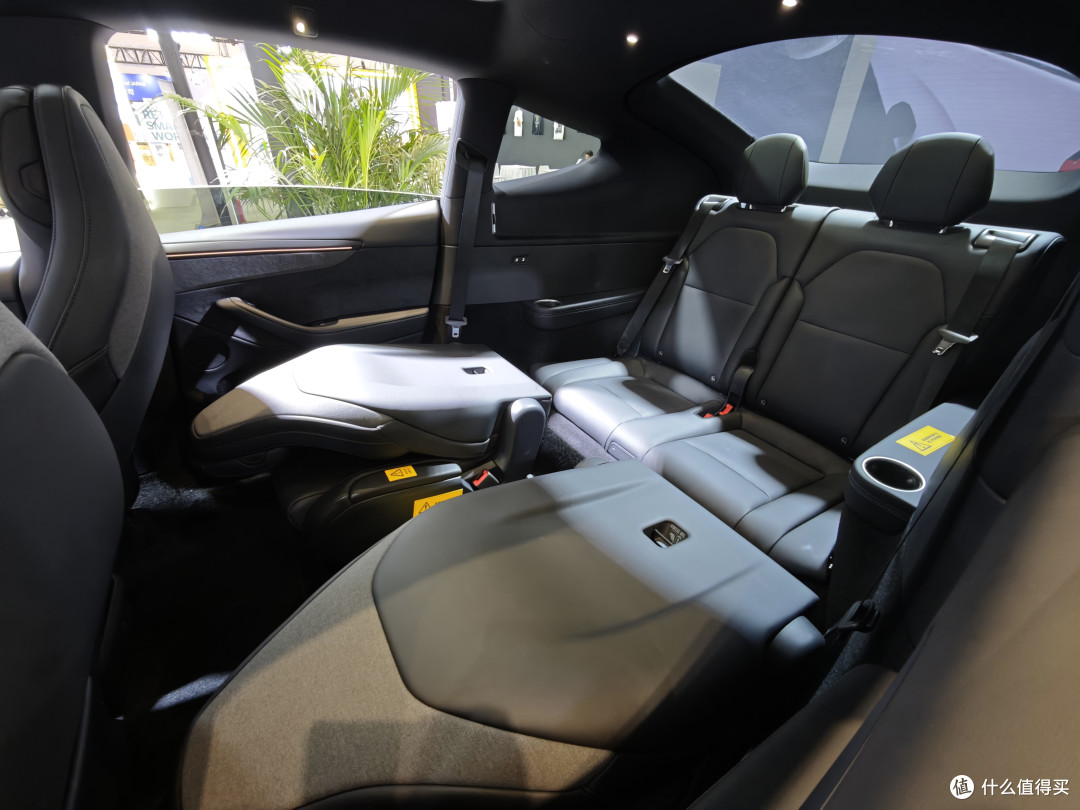 特斯拉ModelY L,空间表现灾难,三排像小板凳,加长加了个寂寞?