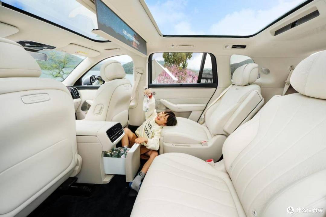 特斯拉ModelY L,空间表现灾难,三排像小板凳,加长加了个寂寞?