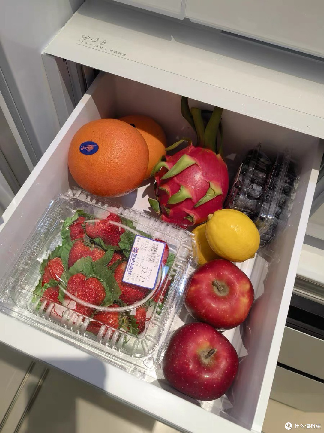 美菱大白鲸冰箱：超薄嵌入设计
