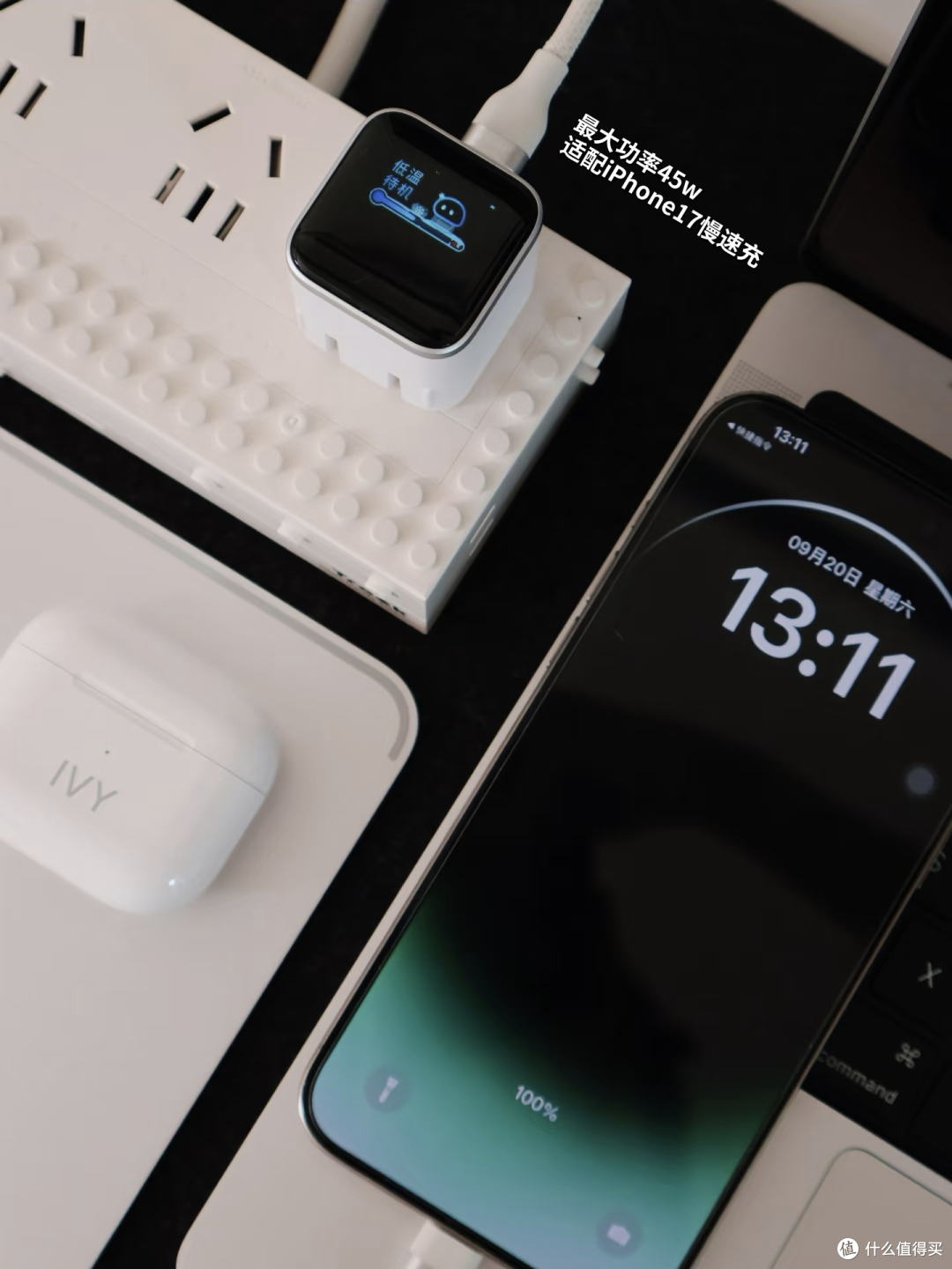 iPhone 17纯白开箱:安克快充让桌面美学与实用兼得