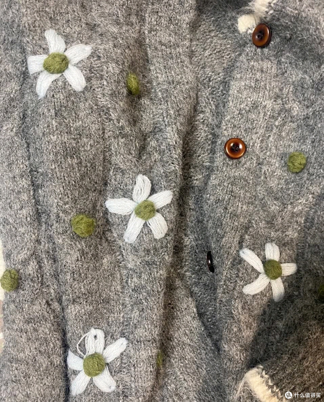 双11时尚衣服种草：斐特玛撞色手工钩花灰色毛衣女慵懒