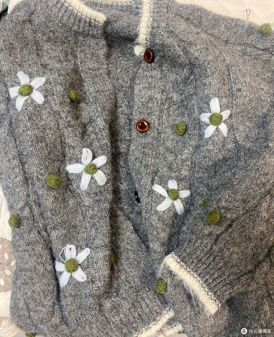 双11时尚衣服种草：斐特玛撞色手工钩花灰色毛衣女慵懒