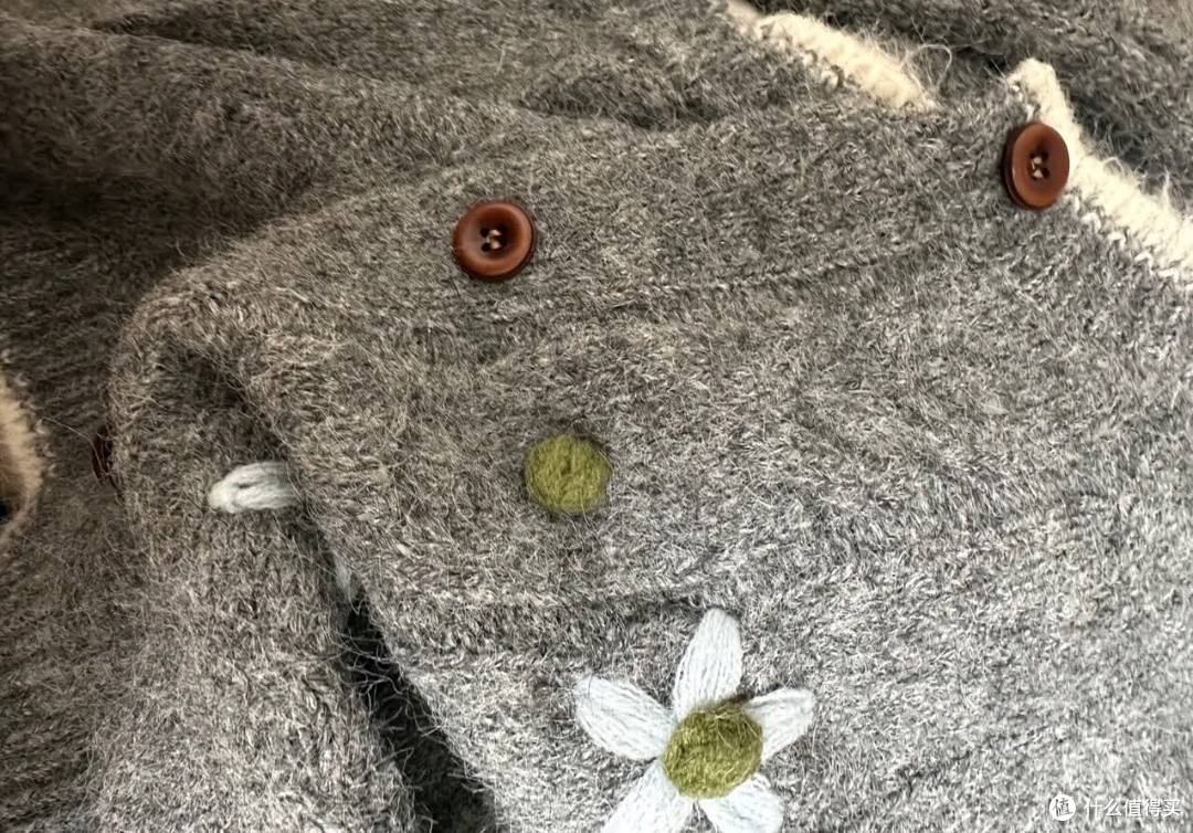 双11时尚衣服种草：斐特玛撞色手工钩花灰色毛衣女慵懒