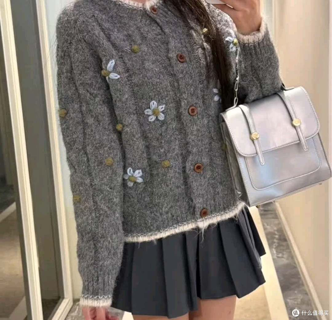 双11时尚衣服种草：斐特玛撞色手工钩花灰色毛衣女慵懒