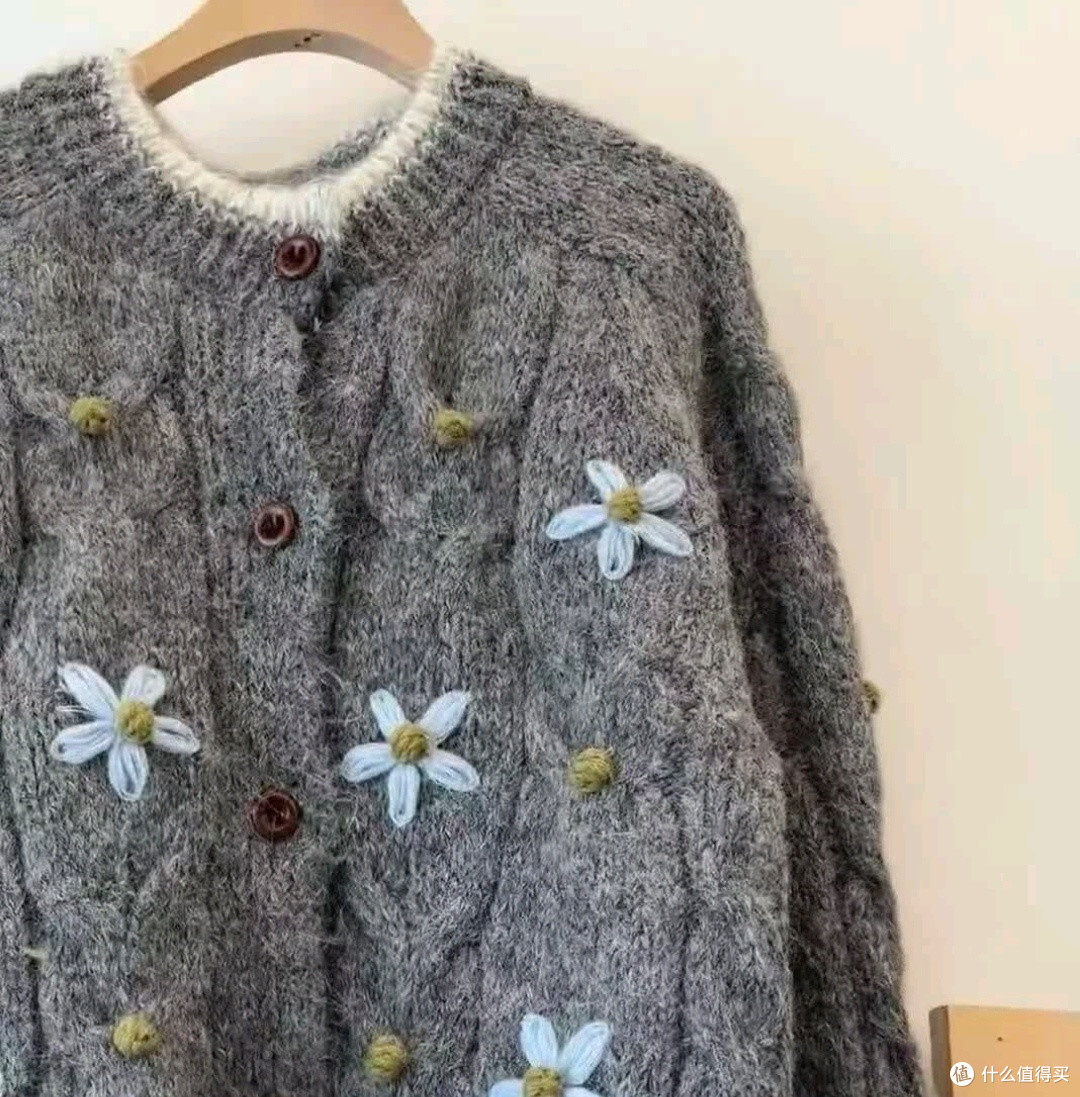 双11时尚衣服种草：斐特玛撞色手工钩花灰色毛衣女慵懒