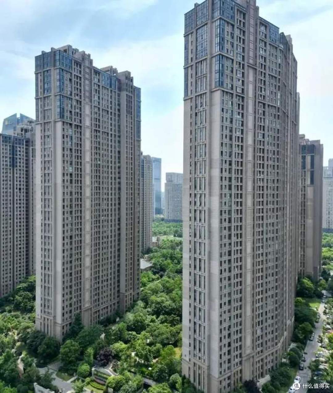 不听劝买了“超高层小区”,入住2年后,肠子悔青了,卖都卖不掉
