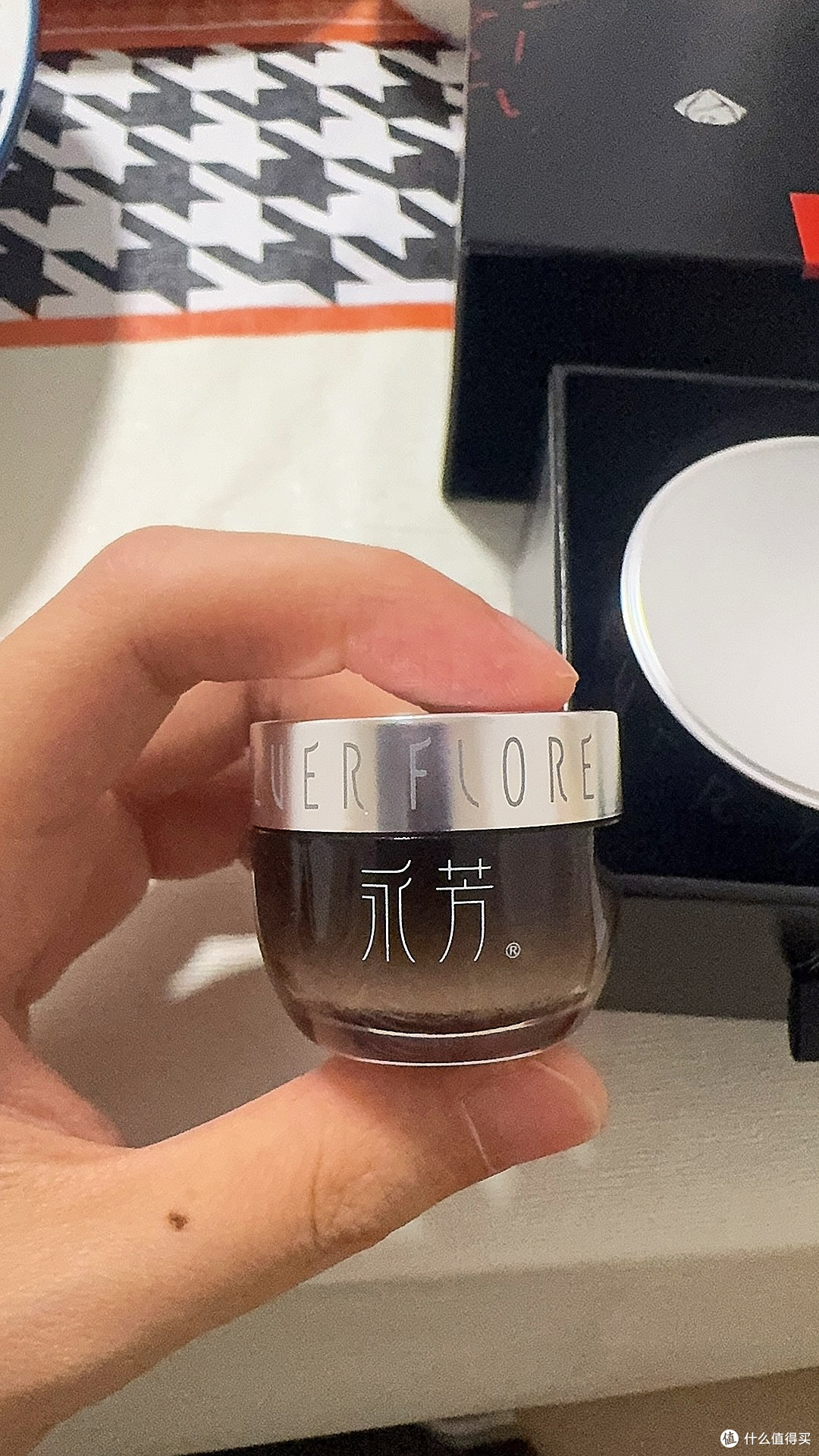 永芳这“小贵妇膏”涂完脸紧得发亮