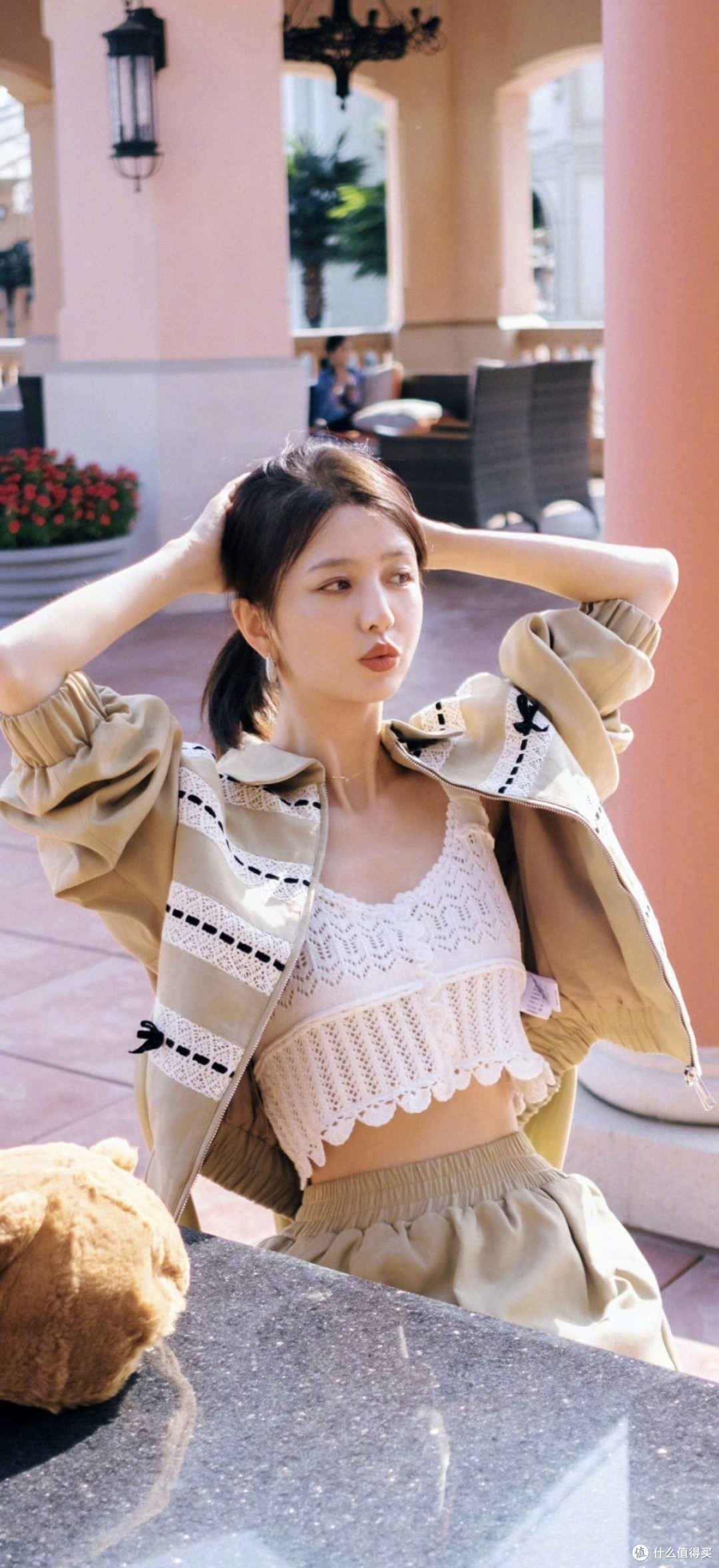 被佟丽娅的元气穿搭美到了！小熊发箍小背心，42岁状态甜过少女_特色女装_什么值得买