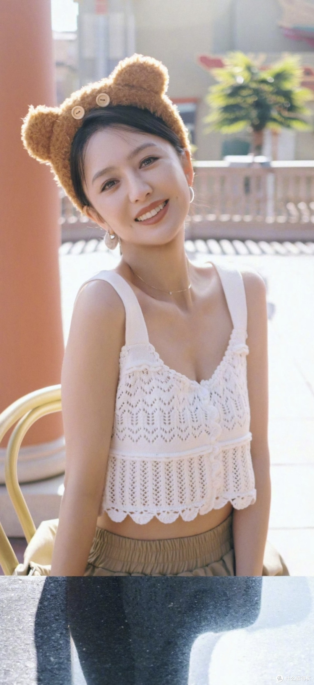 被佟丽娅的元气穿搭美到了!小熊发箍小背心,42岁状态甜过少女