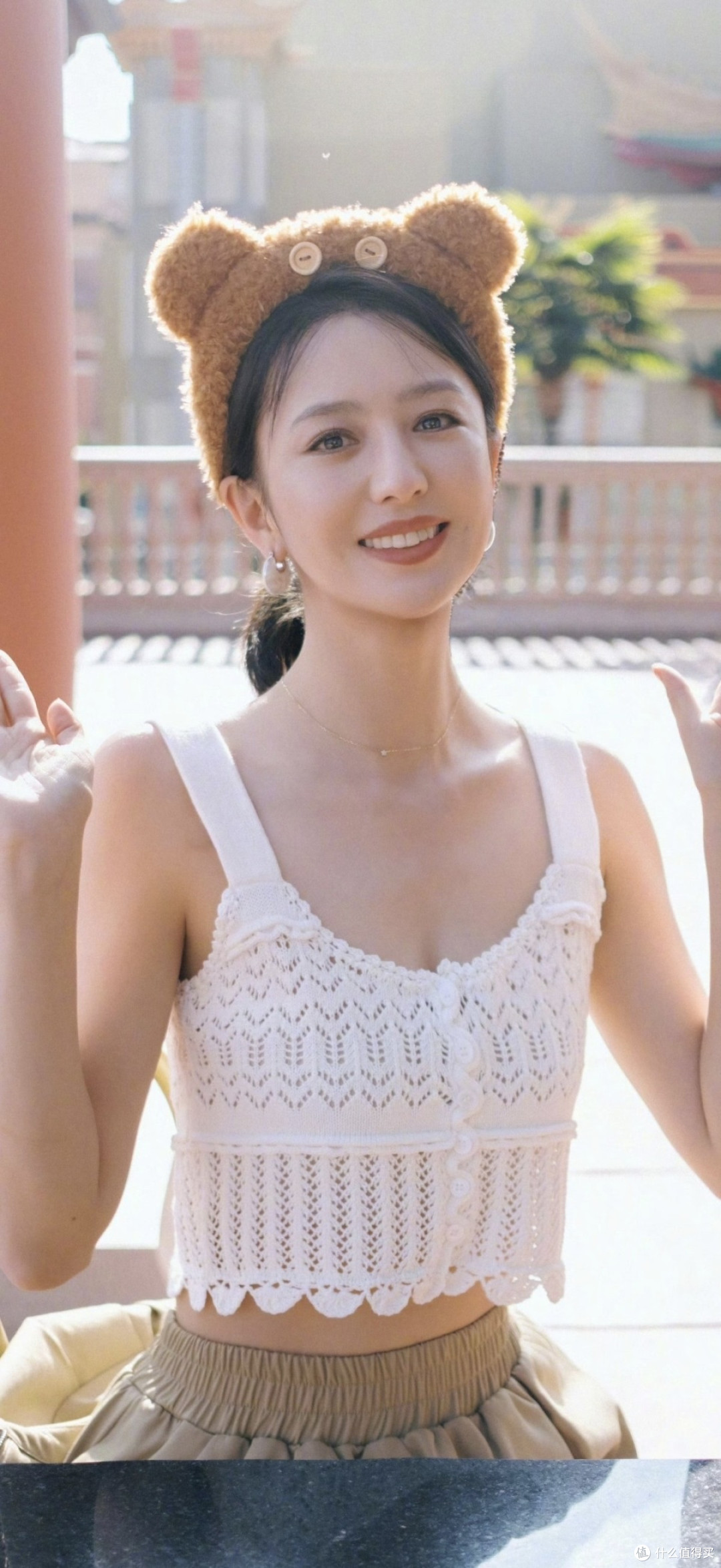 被佟丽娅的元气穿搭美到了！小熊发箍小背心，42岁状态甜过少女_特色女装_什么值得买