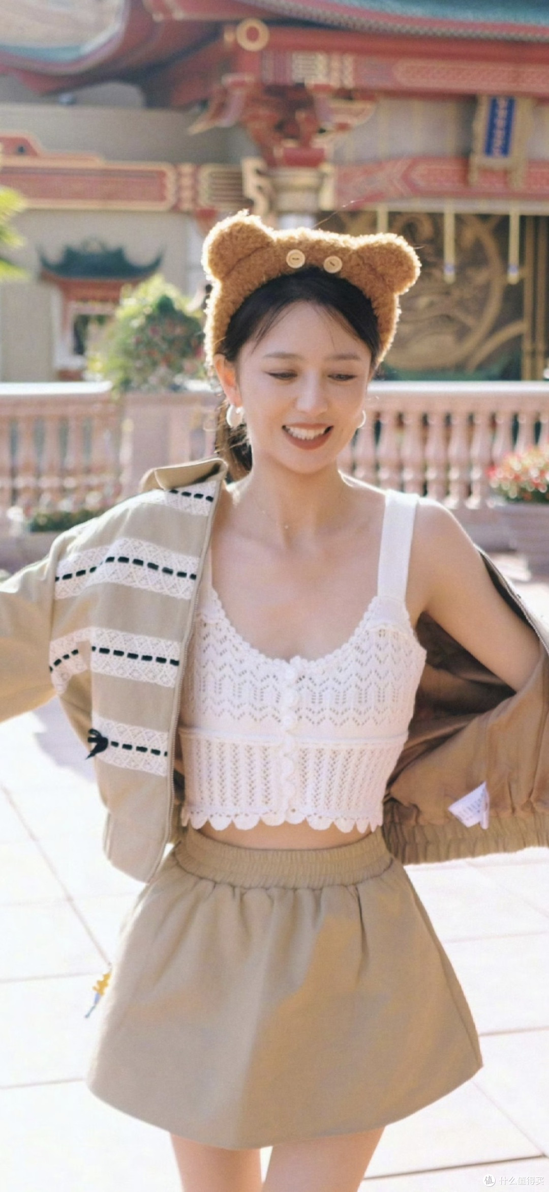 被佟丽娅的元气穿搭美到了！小熊发箍小背心，42岁状态甜过少女_特色女装_什么值得买