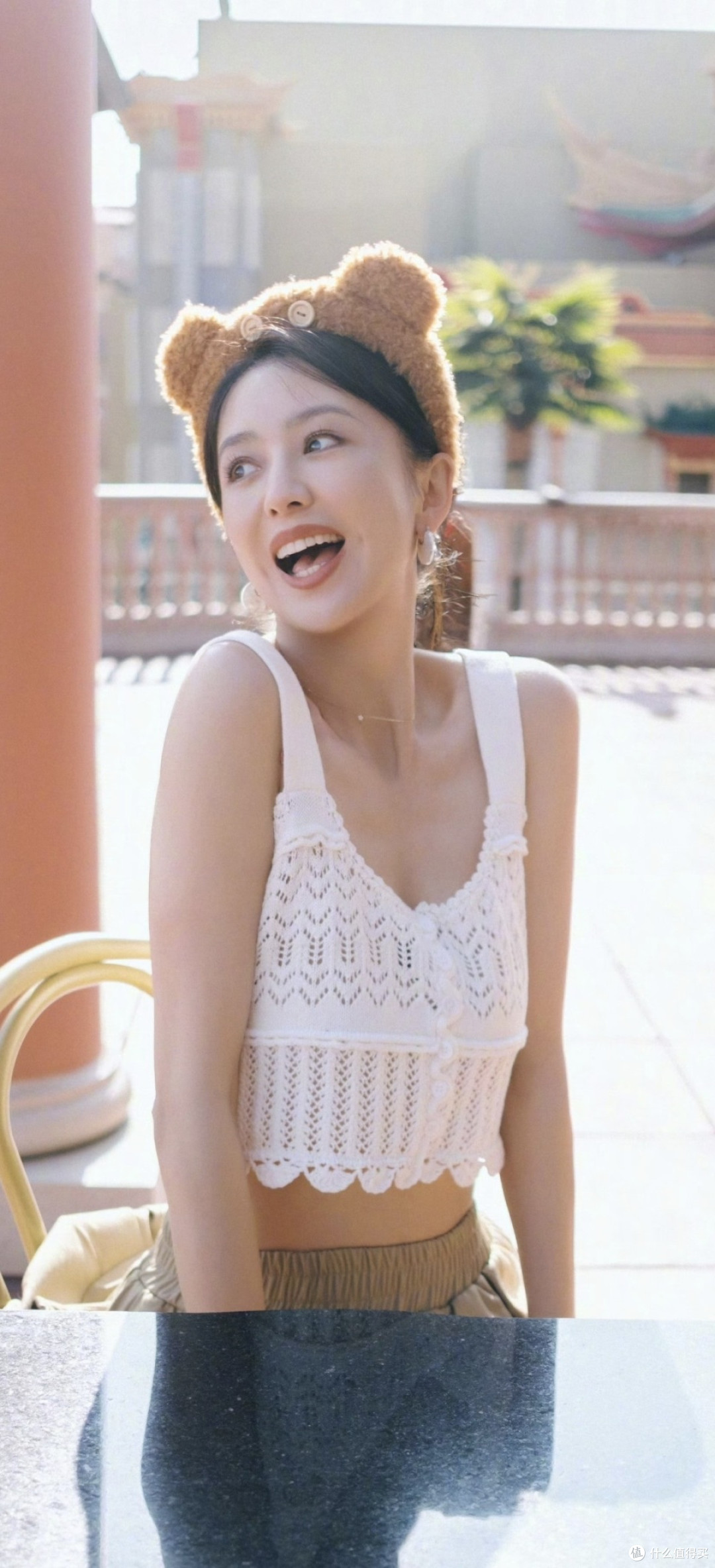 被佟丽娅的元气穿搭美到了!小熊发箍小背心,42岁状态甜过少女