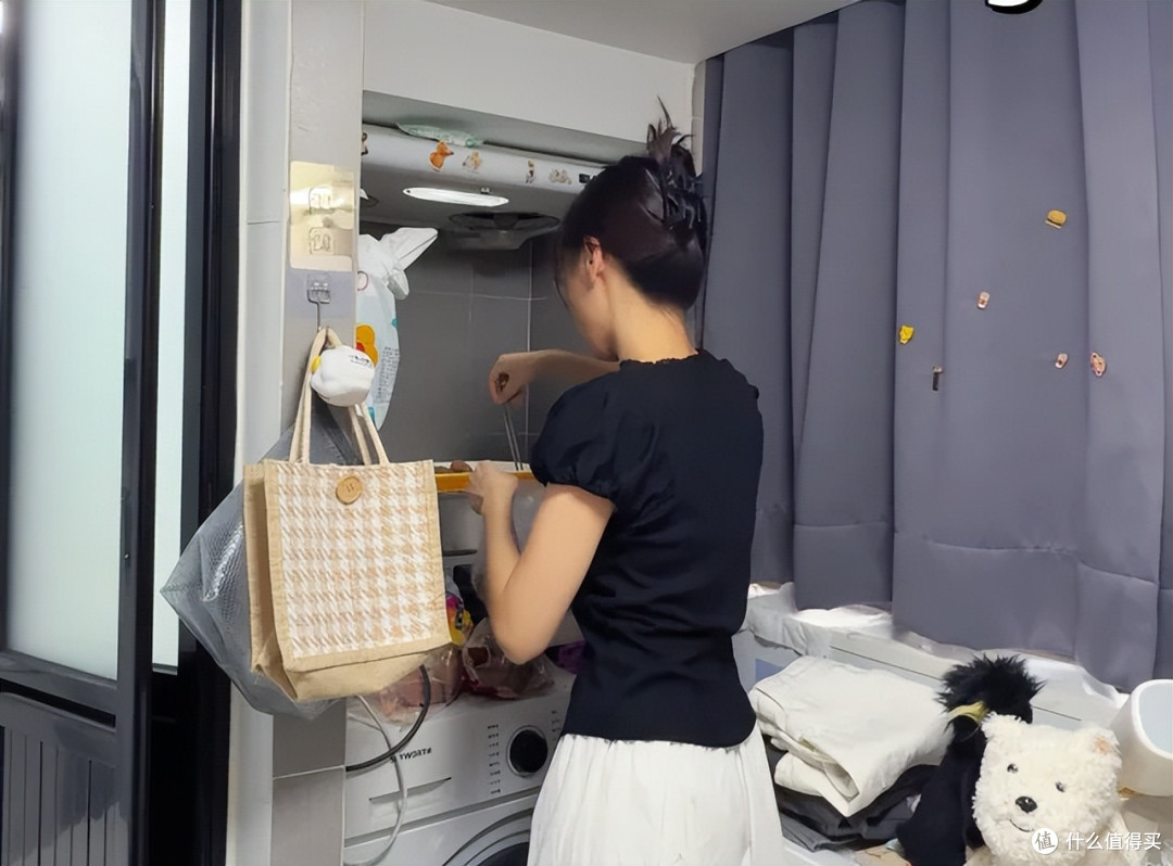 香港26岁女孩晒生活照：蜗居4㎡劏房，功能齐全，网友：太窒息了！