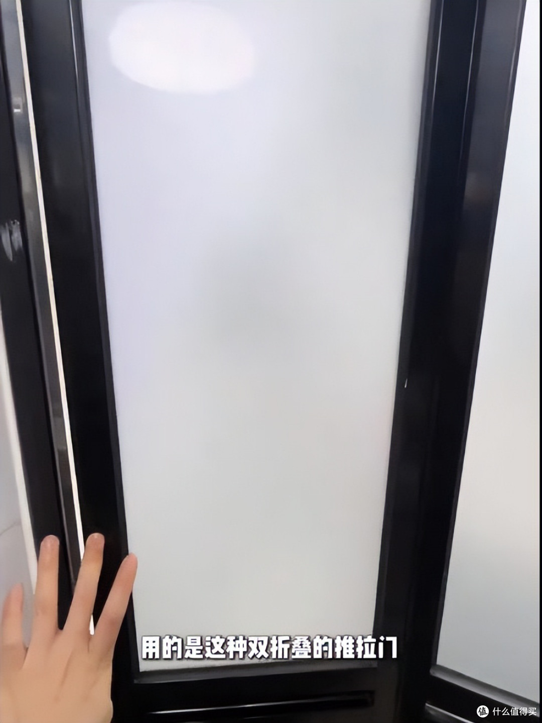 香港26岁女孩晒生活照：蜗居4㎡劏房，功能齐全，网友：太窒息了！
