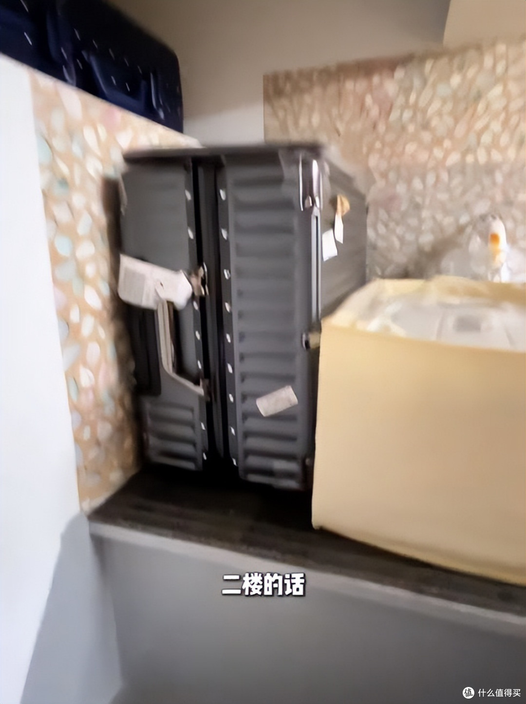 香港26岁女孩晒生活照：蜗居4㎡劏房，功能齐全，网友：太窒息了！