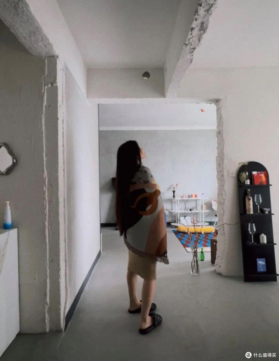 河南一姑娘,因入住毛坯房而走红,装修费不到1W,却无一丝穷酸气