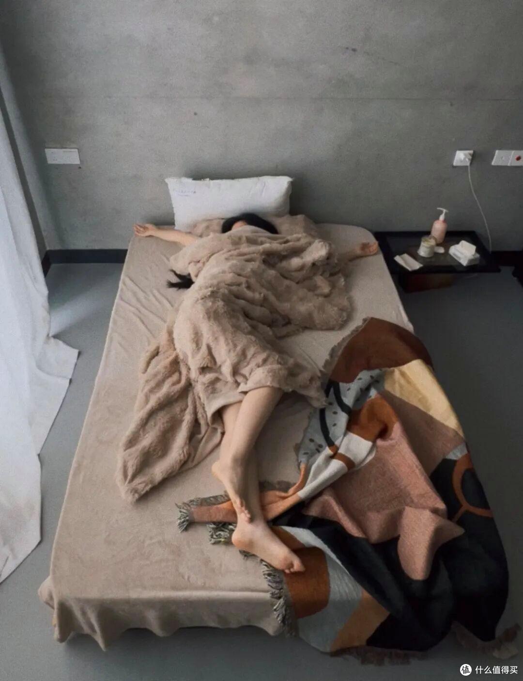 河南一姑娘,因入住毛坯房而走红,装修费不到1W,却无一丝穷酸气