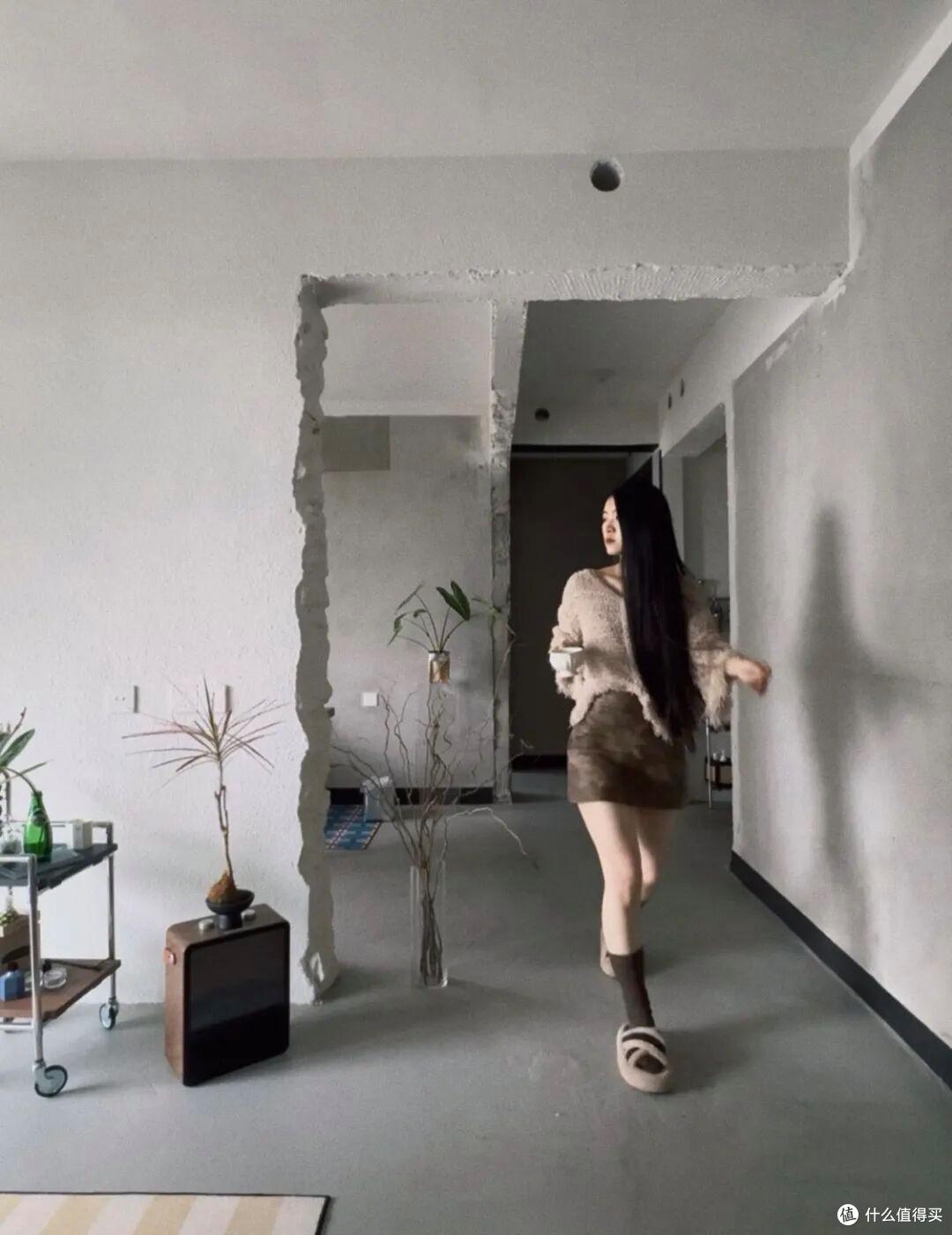 河南一姑娘,因入住毛坯房而走红,装修费不到1W,却无一丝穷酸气