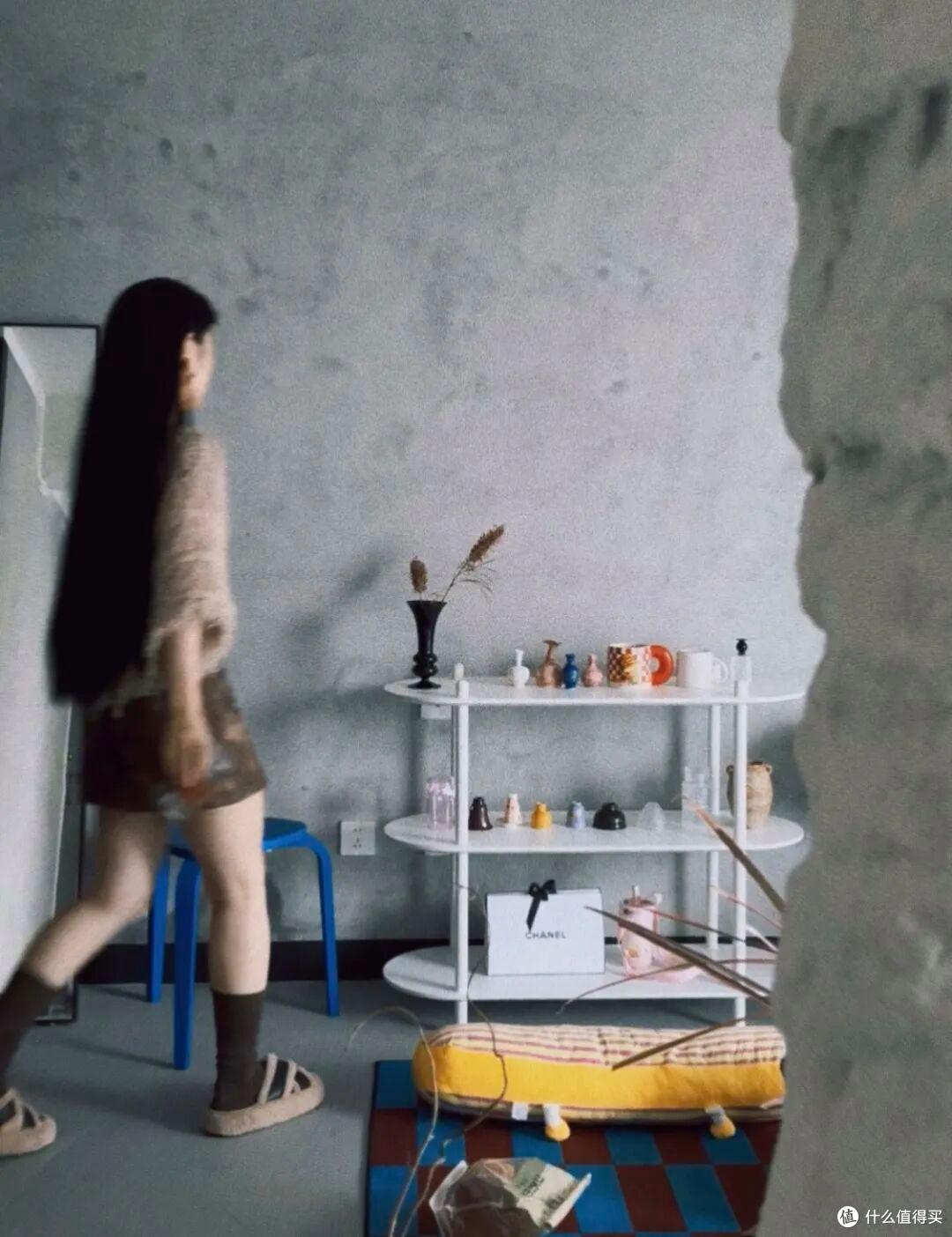 河南一姑娘,因入住毛坯房而走红,装修费不到1W,却无一丝穷酸气