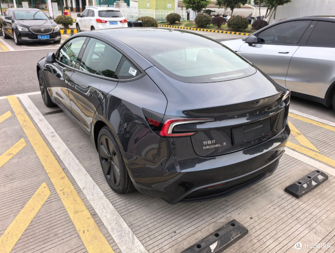 特斯拉Model 3背影