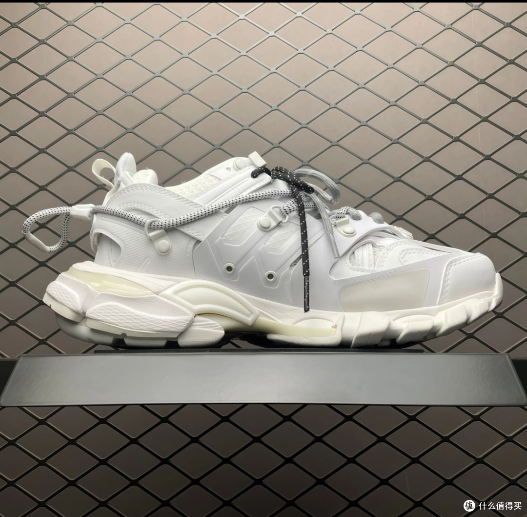 Balenciaga白色老爹鞋,一双承包你整年的潮流与舒适