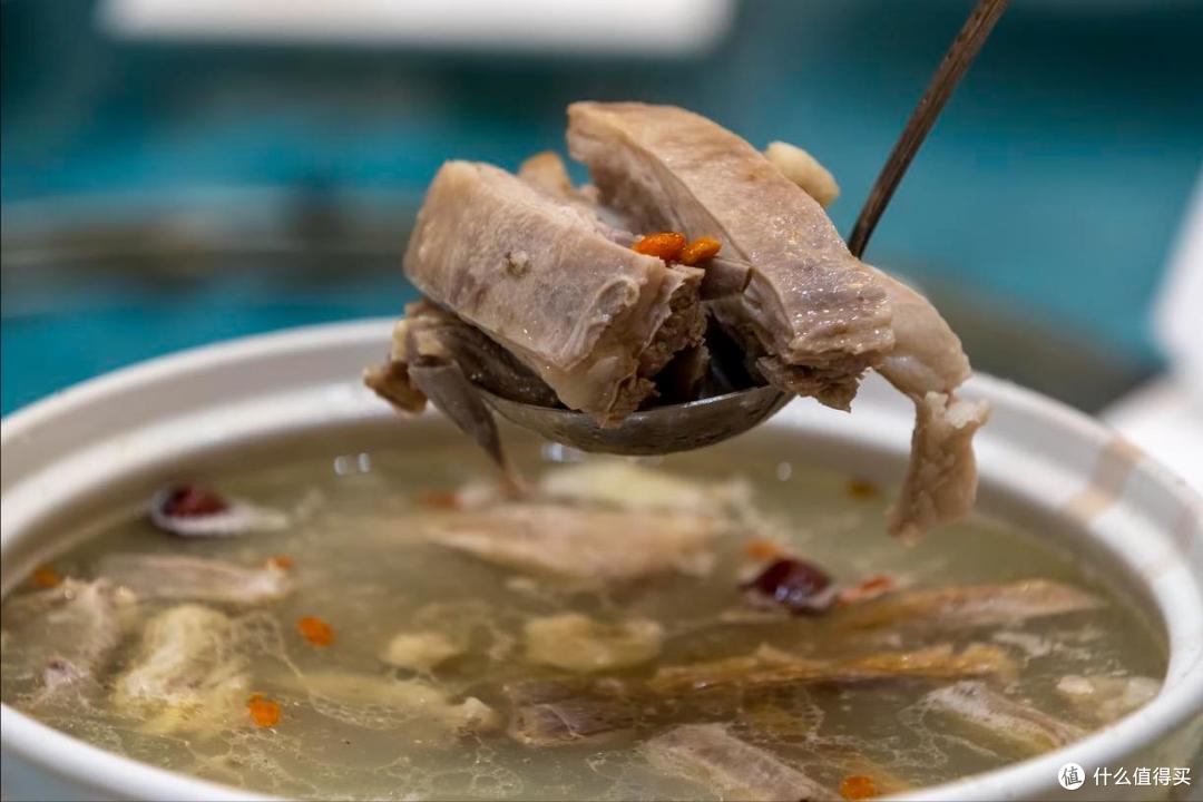 它是羊膻味“克星”，炖肉时放1克，羊汤更鲜美更浓郁，不腥不膻